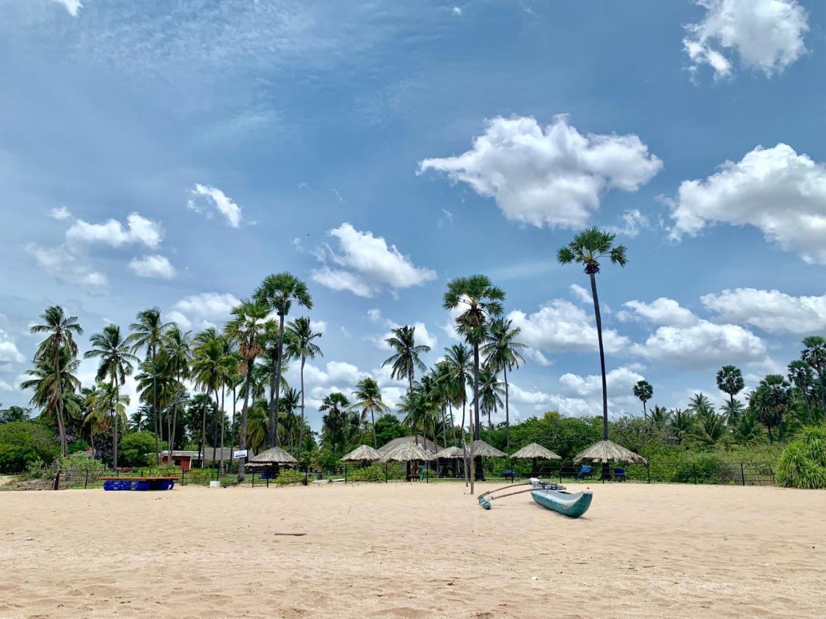 108 Palms Beach Resort Trincomalee Bagian luar foto