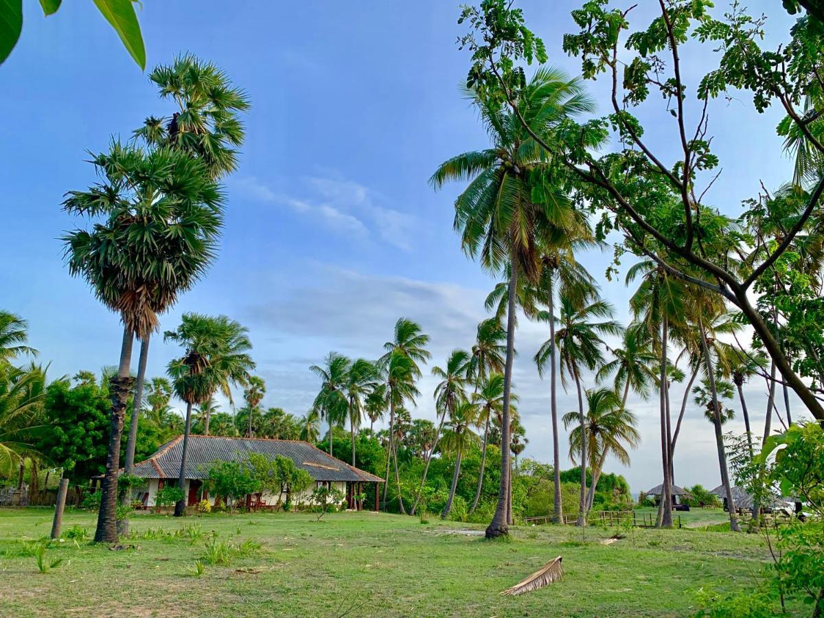 108 Palms Beach Resort Trincomalee Bagian luar foto