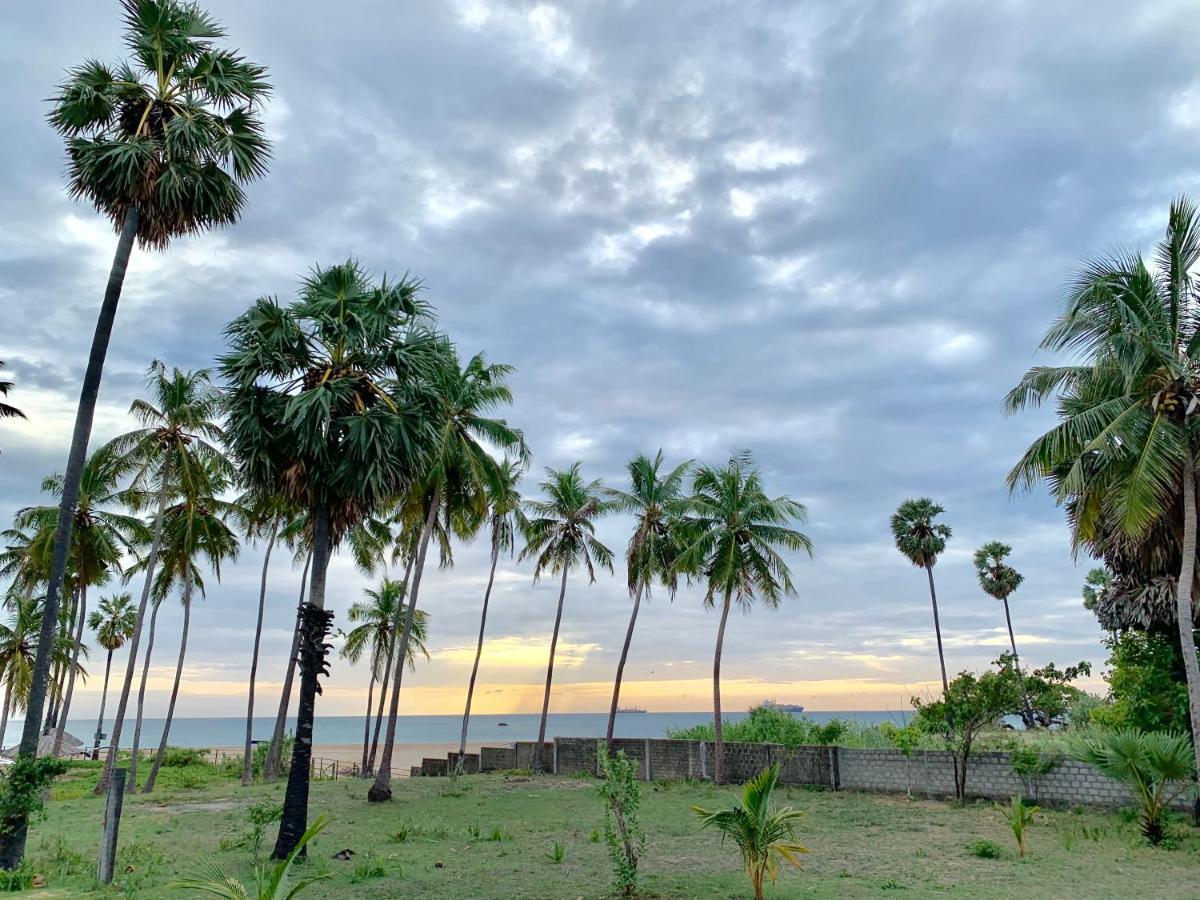 108 Palms Beach Resort Trincomalee Bagian luar foto