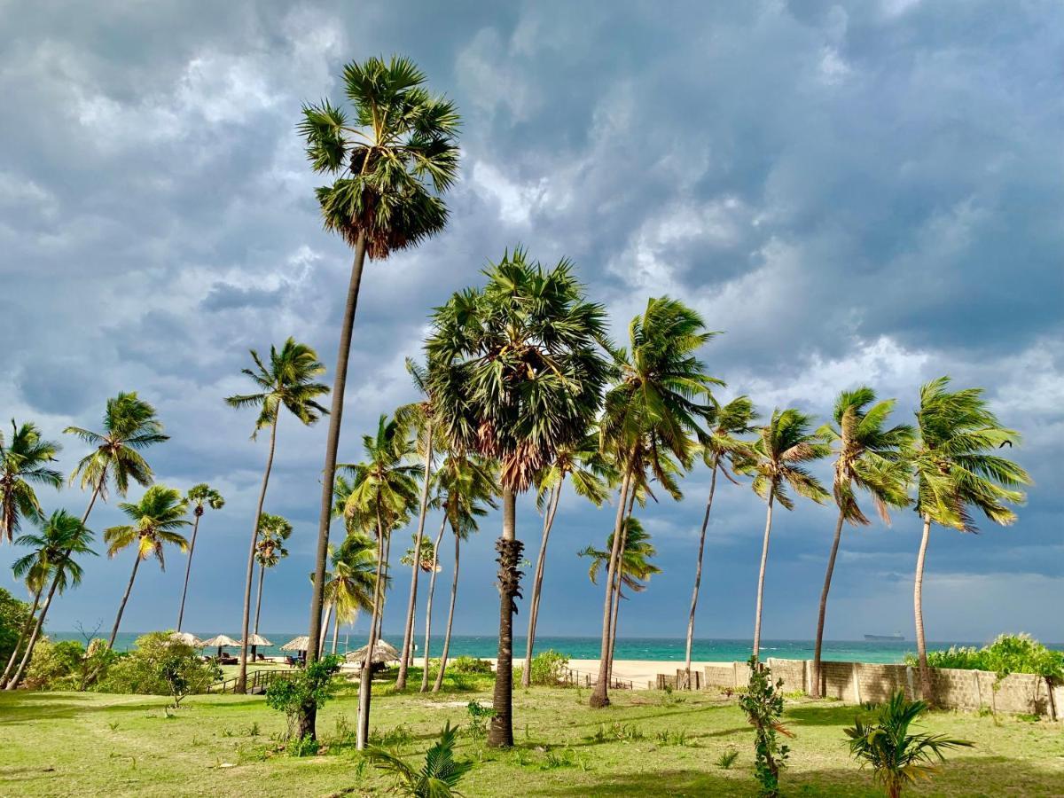 108 Palms Beach Resort Trincomalee Bagian luar foto
