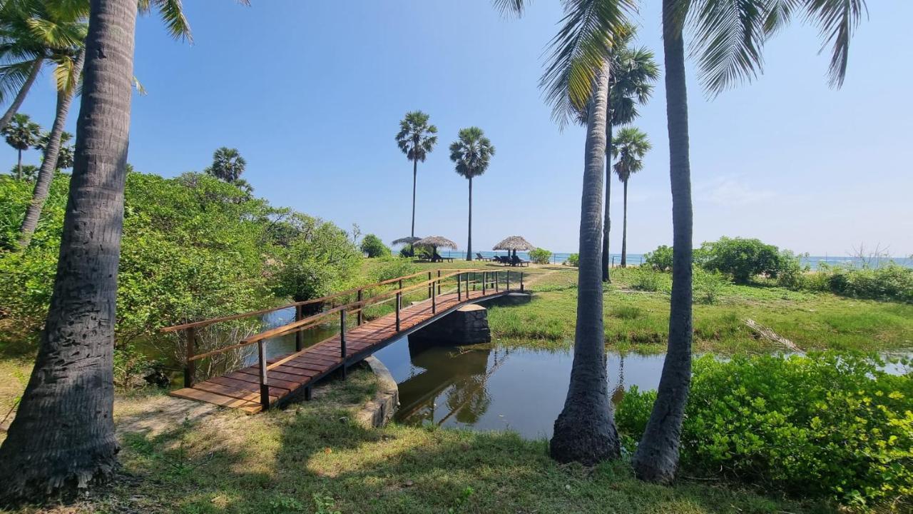 108 Palms Beach Resort Trincomalee Bagian luar foto