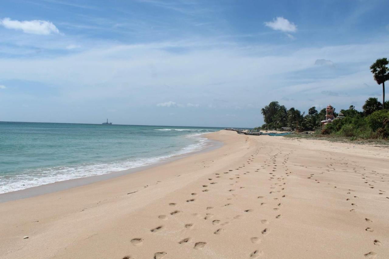 108 Palms Beach Resort Trincomalee Bagian luar foto