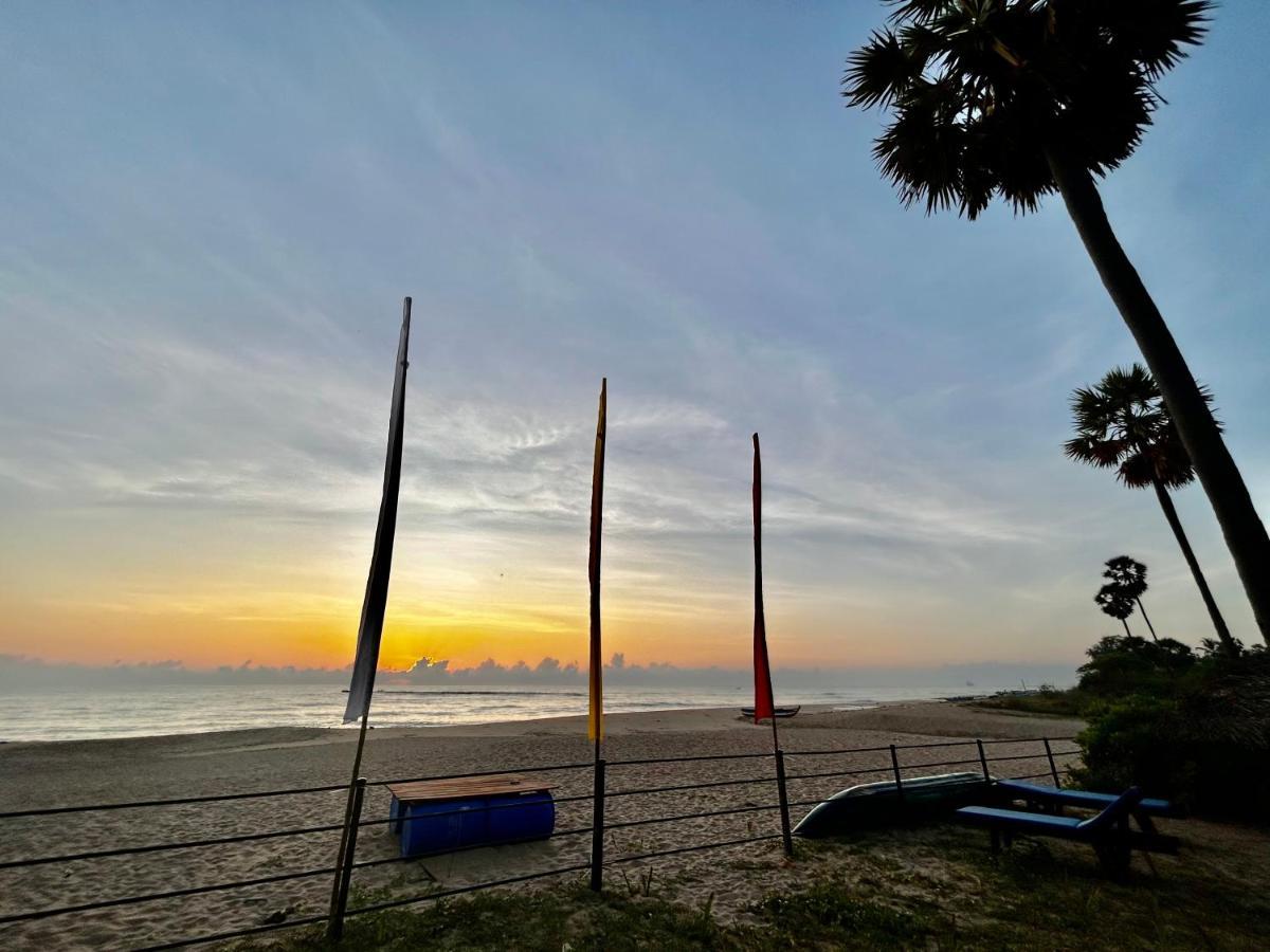 108 Palms Beach Resort Trincomalee Bagian luar foto