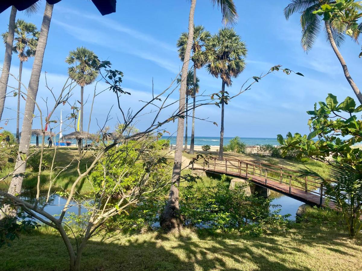 108 Palms Beach Resort Trincomalee Bagian luar foto