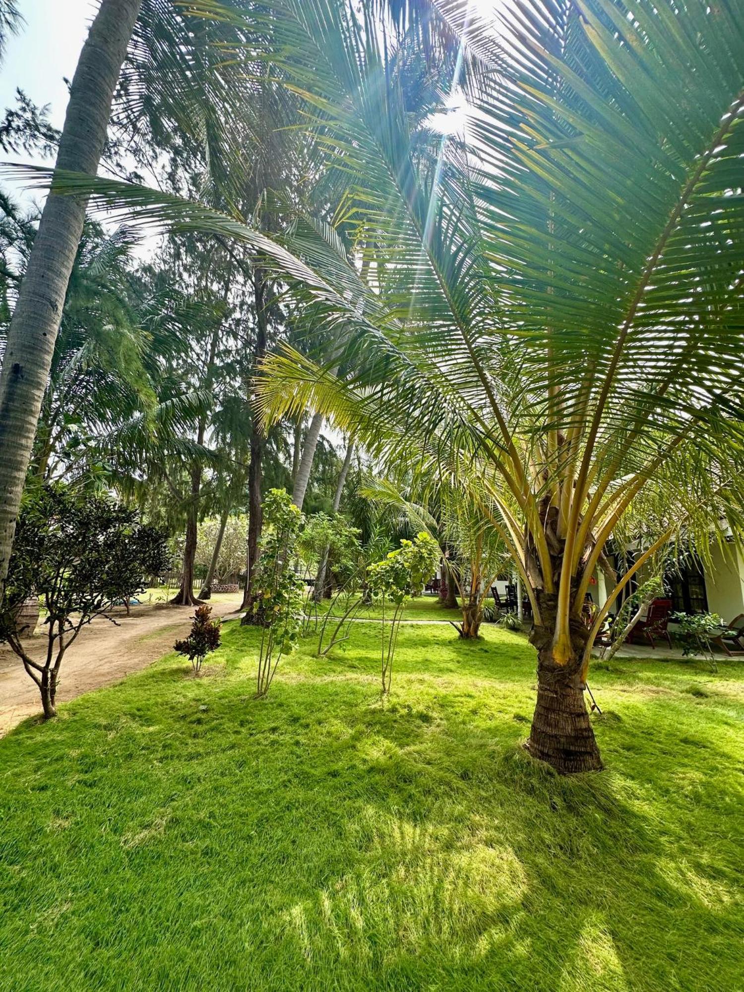 108 Palms Beach Resort Trincomalee Bagian luar foto