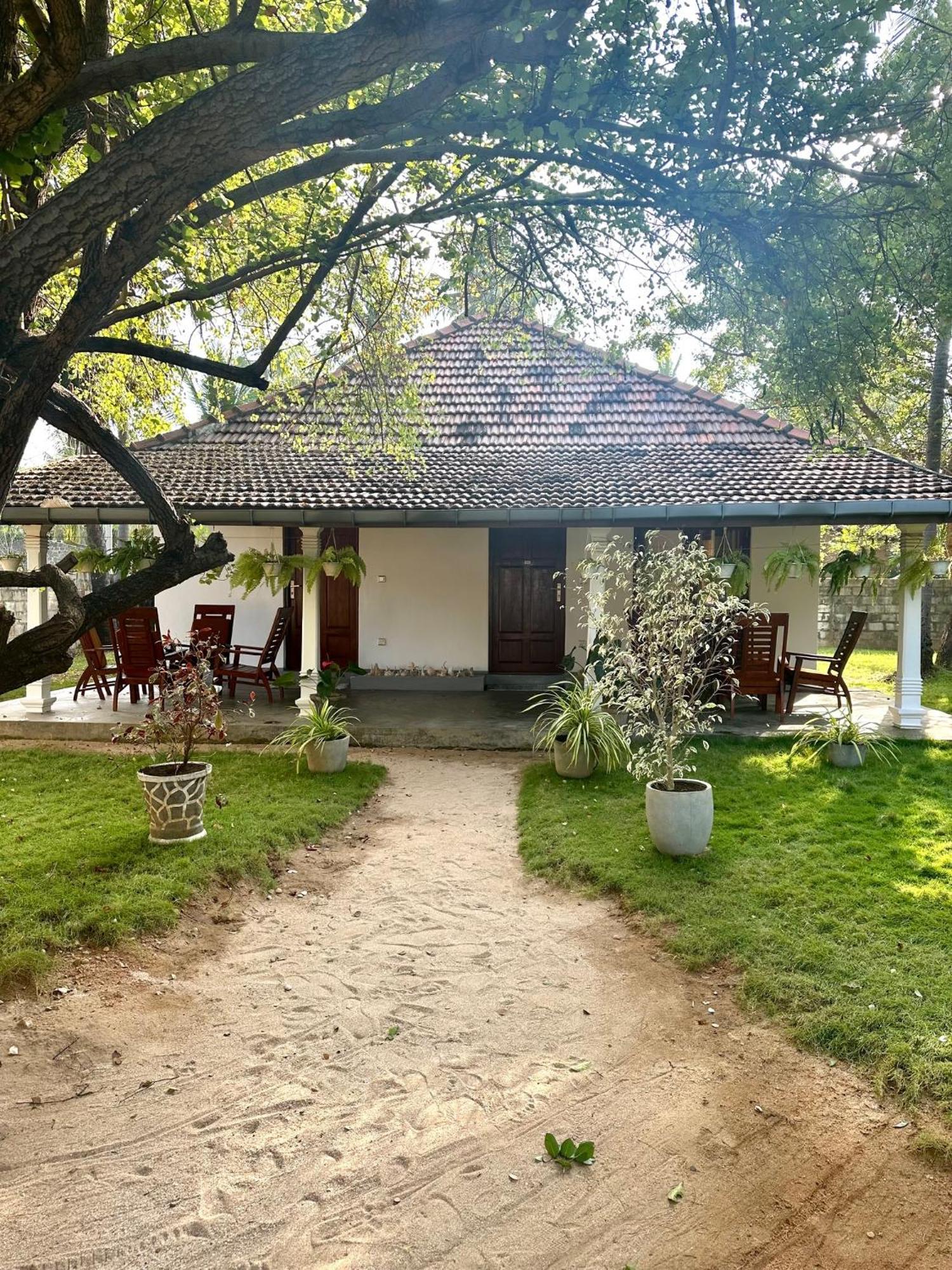 108 Palms Beach Resort Trincomalee Bagian luar foto