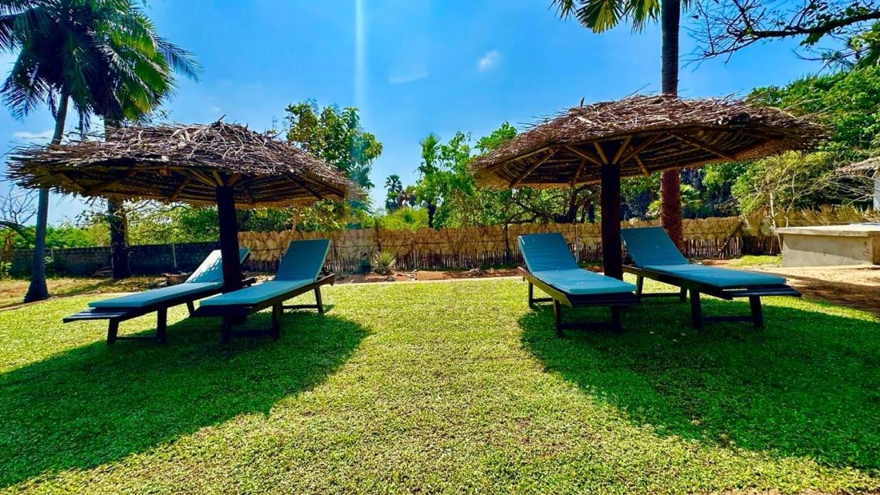 108 Palms Beach Resort Trincomalee Bagian luar foto