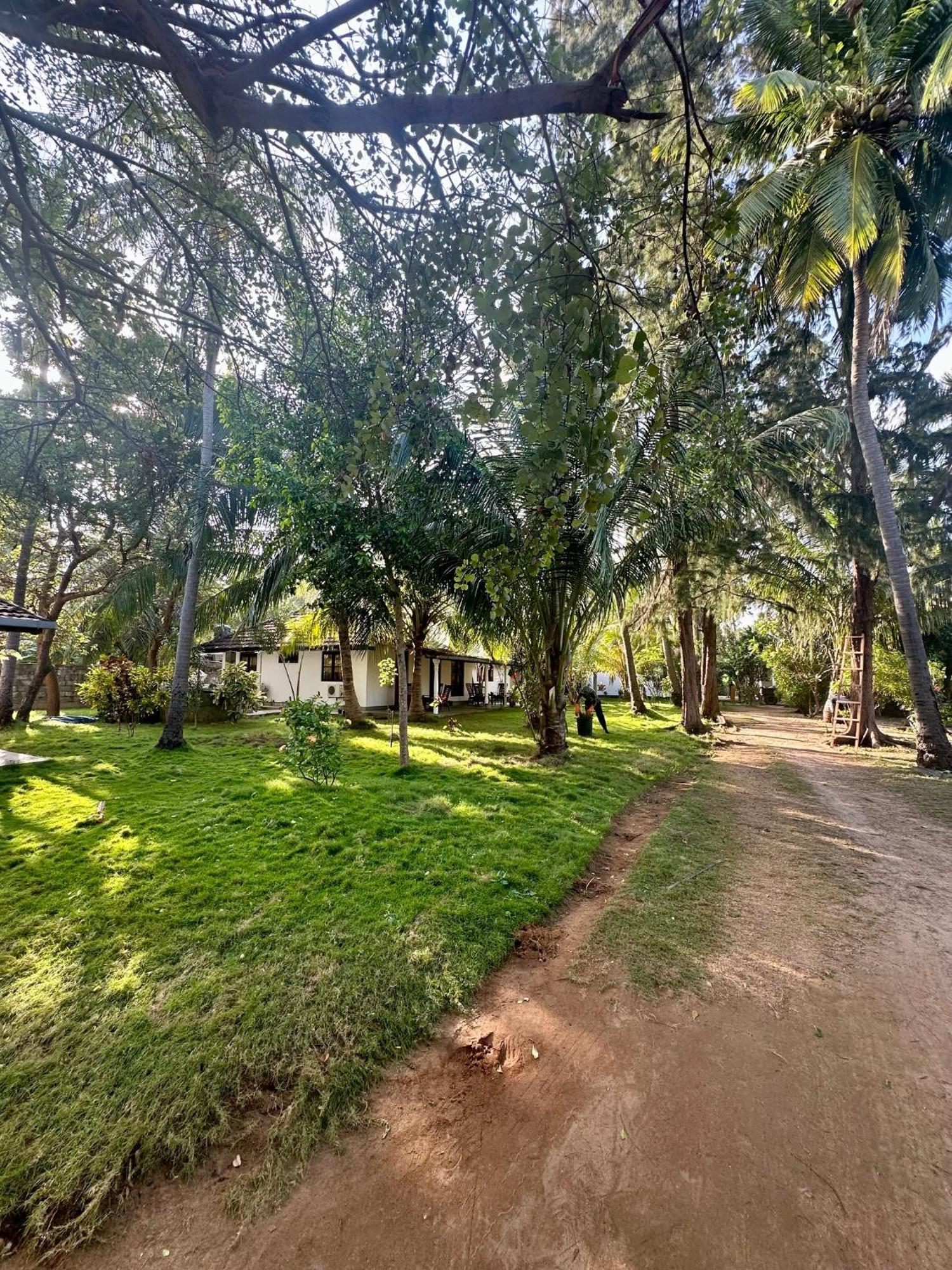 108 Palms Beach Resort Trincomalee Bagian luar foto