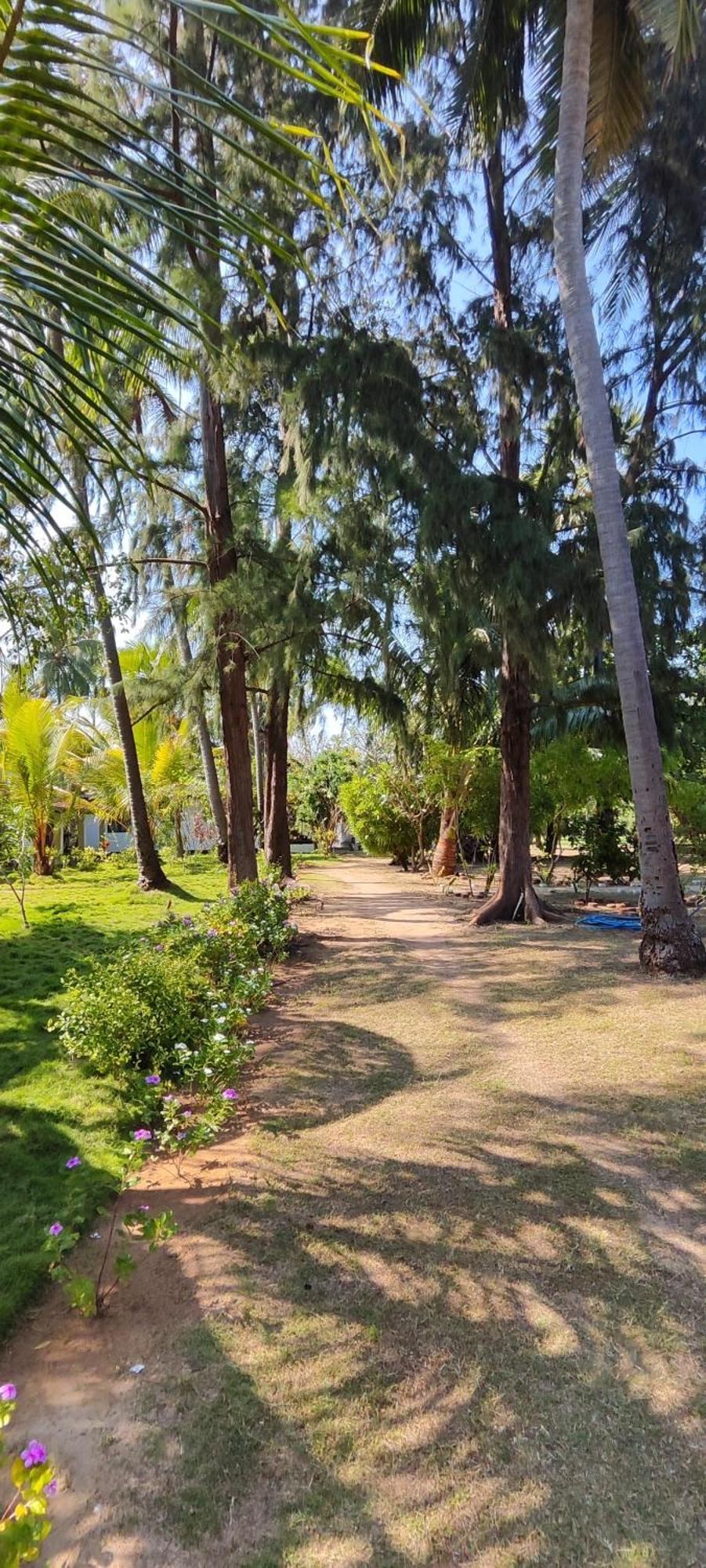 108 Palms Beach Resort Trincomalee Bagian luar foto