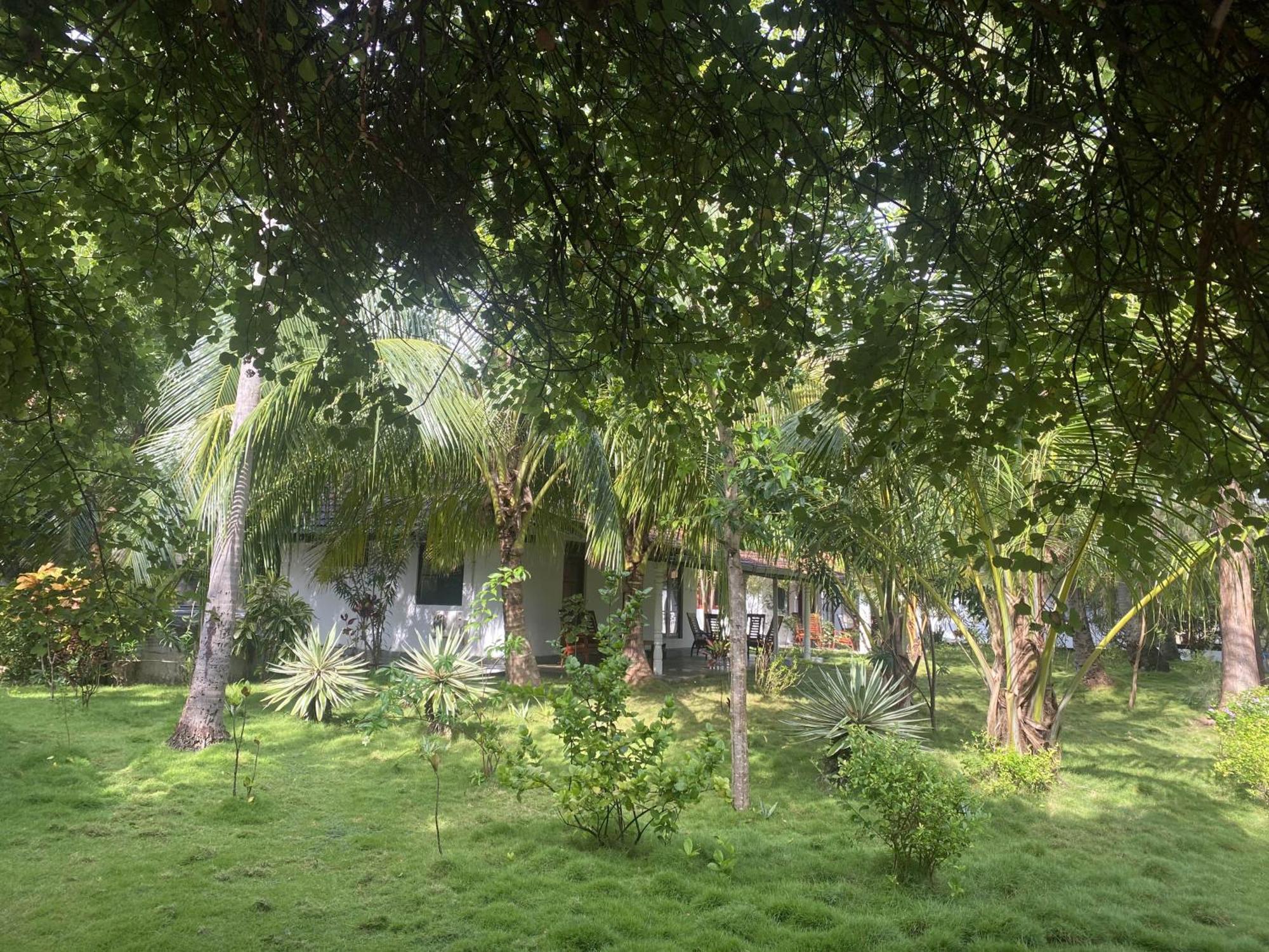108 Palms Beach Resort Trincomalee Bagian luar foto