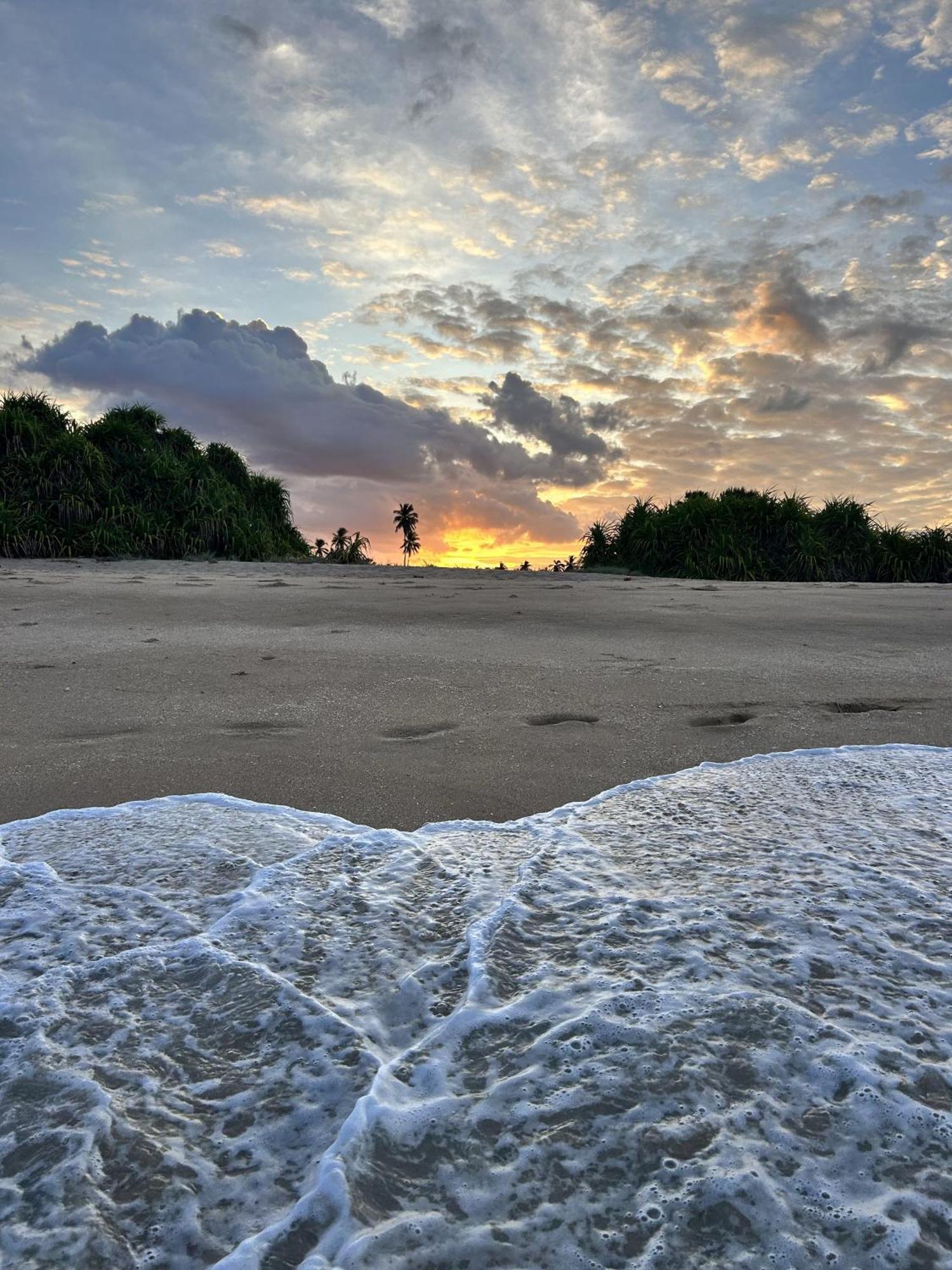 108 Palms Beach Resort Trincomalee Bagian luar foto